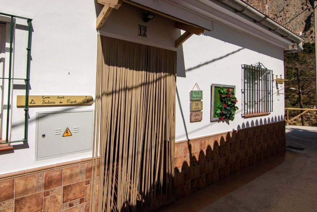 La Barberia De Miguel Сasa de vacaciones El Chorro
